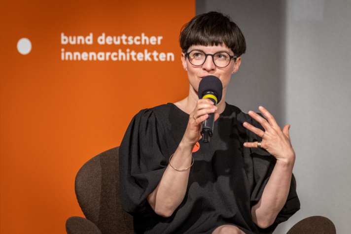 17. Juni 2021, 17:00 bis 18:30 Online Veranstaltung Die Innenarchitektur ist der einzige Architekturzweig, in dem Frauen bereits wirklich in der Überzahl sind und wichtige Positionen einnehmen. Warum sind es meist die männlichen Kollegen, die es auf die große Bühne schaffen?  Im Rahmen des Women in Architecture WIA Berlin Festivals 2021 sprechen wir darüber mit den Innenarchitektinnen * Wencke Katharina Schoger (Reuter Schoger Architektur Innenarchitektur, Berlin), * Karin Götz (Raum Form Licht Farbe, Potsdam) und * Gabriela Hauser (buerohauser, Berlin). Moderiert wird das Gespräch von Prof. Sabine Keggenhoff, Innenarchitektin bdia (Keggenhoff | Partner, Arnsberg-Neheim) und Preisträgerin des Deutschen Innenarchitektur Preises 2019. Talk: 17:00 bis ca. 18:00 Uhr, anschließend Zeit für Fragen und Diskussion