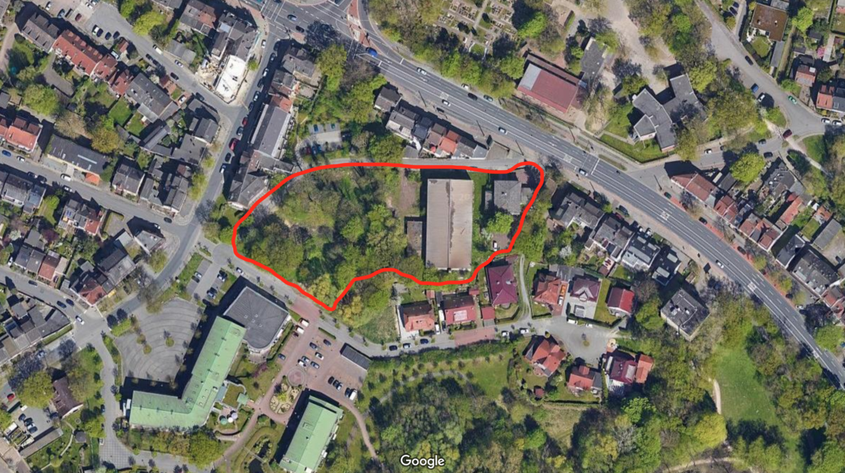 Lageplan: Die alte Sporthalle, hier das große Gebäude, wird abgerissen. Das Wäldchen wird bebaut, genügend Parkfläche wird zurückgegeben. ©Google.Maps